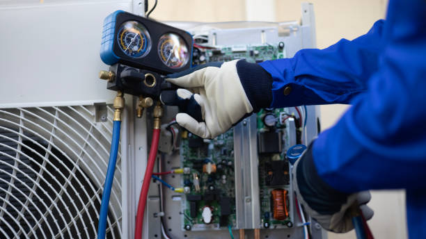 técnico comprobando la presión del gas refrigerante en aire acondicionado doméstico