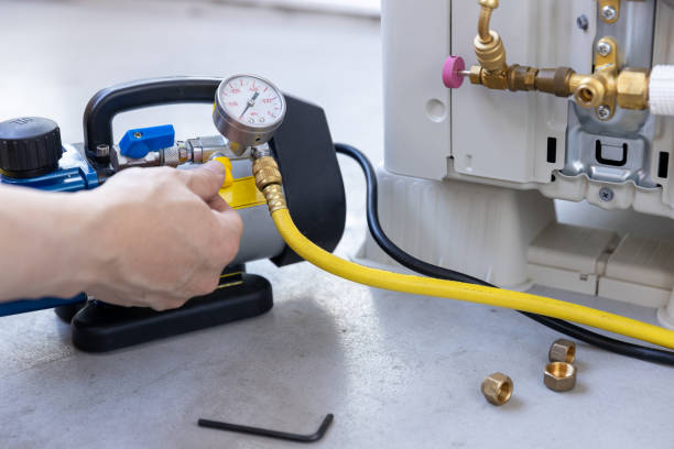 técnico conectando bomba de vacío para recarga de gas en aire acondicionado doméstico