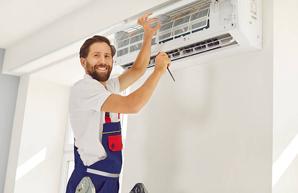 técnico realizando el mantenimiento de un aire acondicionado split doméstico
