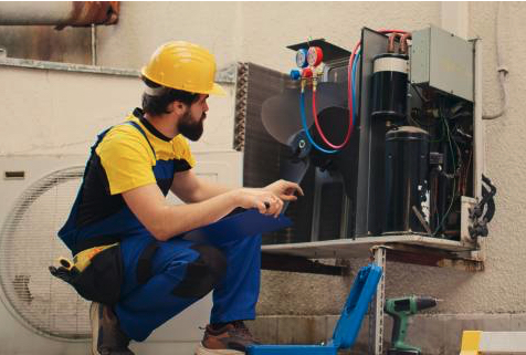 técnico anotando el presupuesto del mantenimiento del aire acondicionado en Barcelona